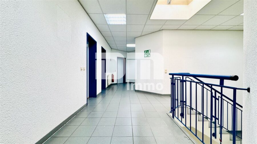 Vielseitiger Gewerbekomplex Halle + Büro / Freifläche - Top Infrastruktur direkt am A44 / A49 Kreuz - OG Flur / Diele / Treppenaufgang Büro